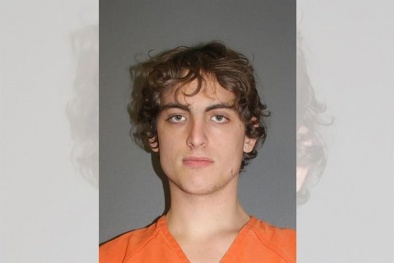 Bắn em gái vì được tặng bánh sinh nhật có hình 'nhạy cảm'